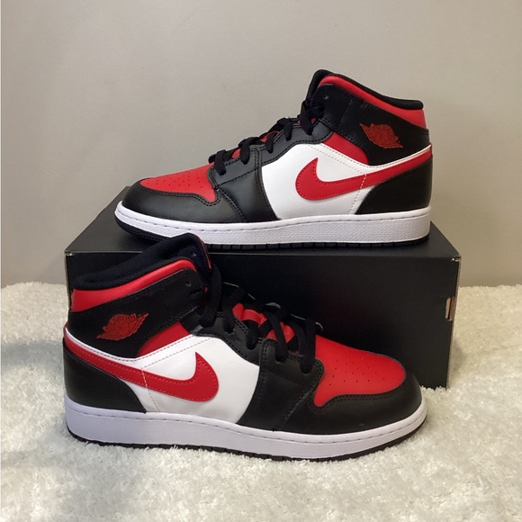 Air Jordan 1 Mid - Picture 1 of 12